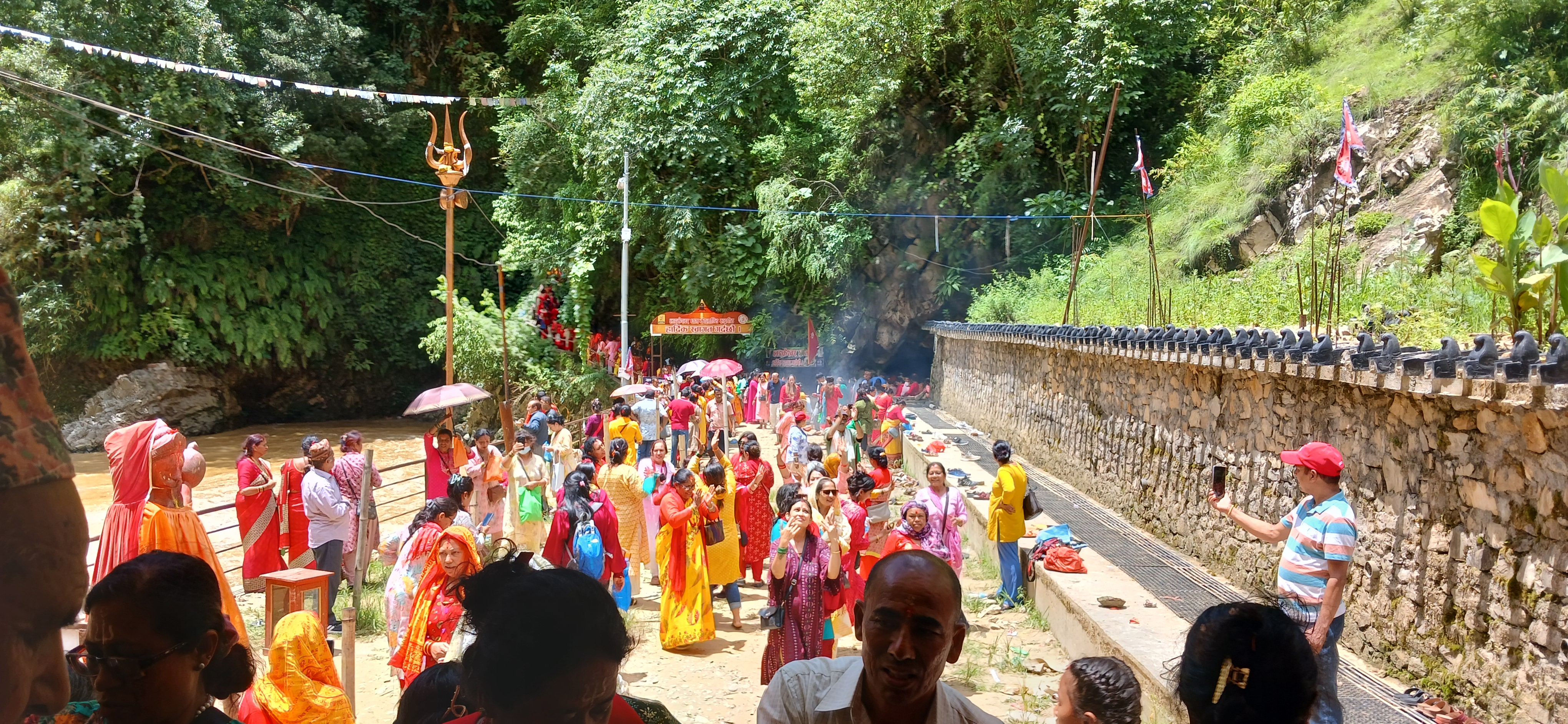 कालाग्नि रुद्रपीठ लड्केश्वर धाममा हरेक दिन भक्तजनहरुकाे भिडभाड ।