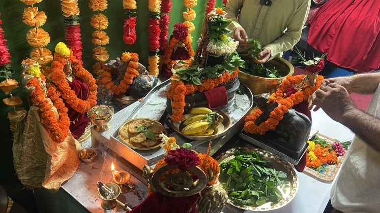 ॐकारेश्वर महादेवलाई प्रत्येक दिन १००८ बेलपत्र अर्पण