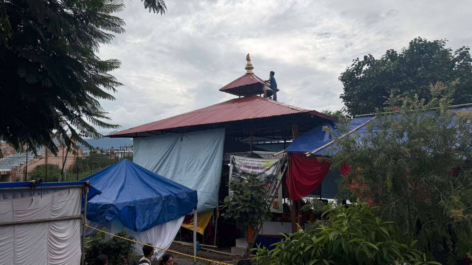 नागपञ्चमीको दिन विधिपूर्वक पूजा गरिएपछि मन्दिरको गजुर। (फोटो फिचर)