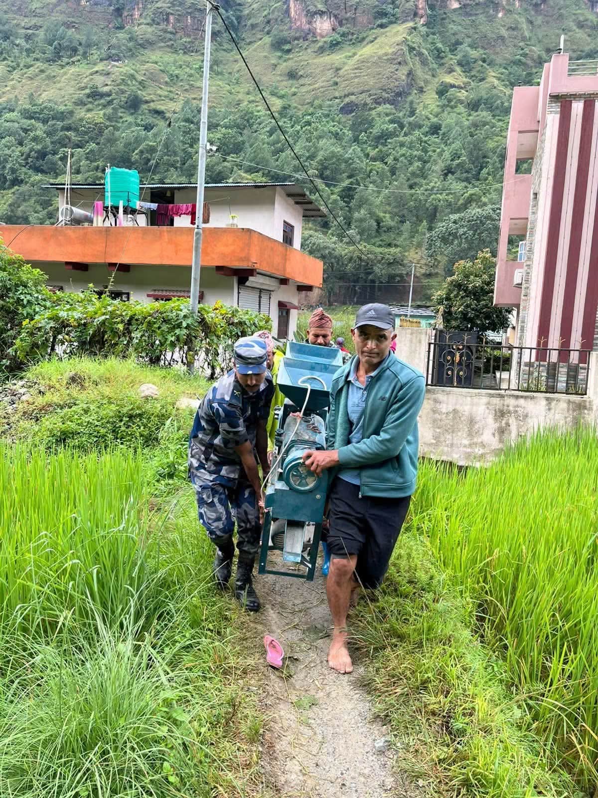 पर्वतमा बाढीले ६६ घर बगायो, जोखिममा रहेका २३ घरको सामान सारिँदै
