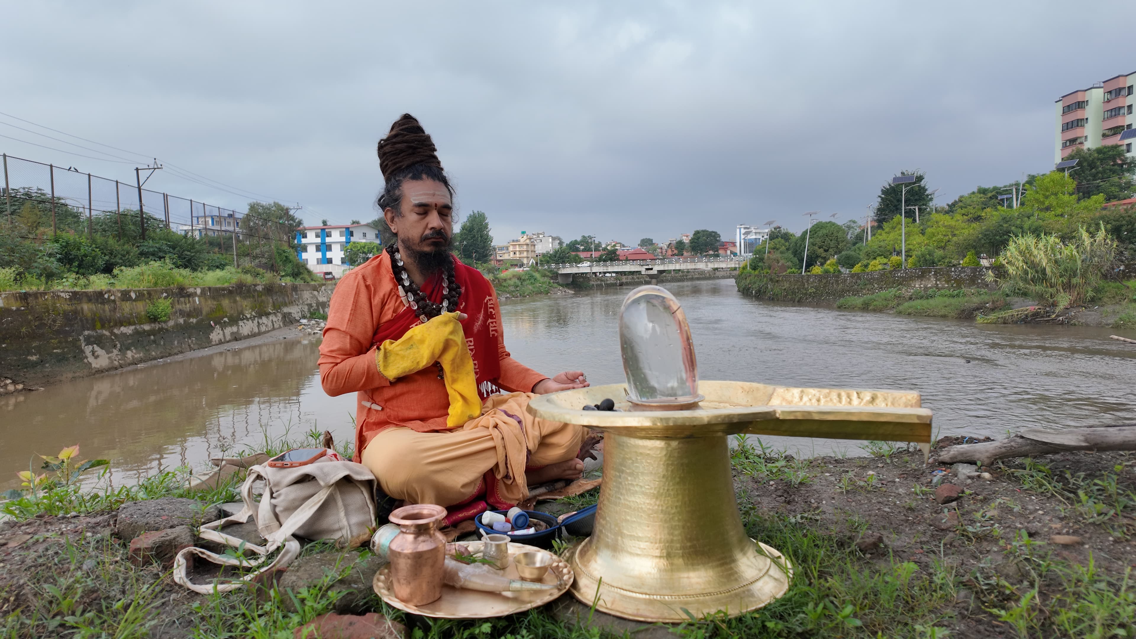 शंखमूल त्रिवेणी संगममा कालाग्नि रुद्रपीठका पिठाधीश महाराज साधनामा(फाेटाे फिचर)