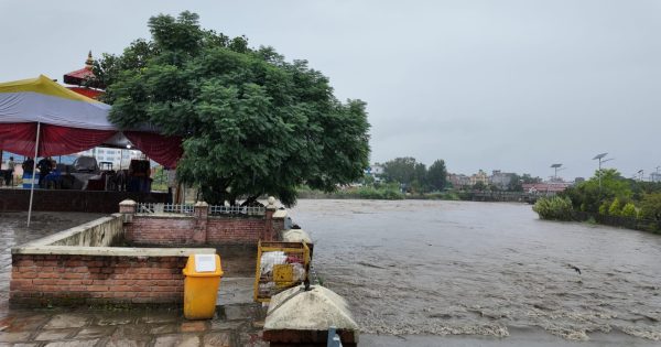 काठमाडौंको शंखमूल त्रिवेणी संगममा वर्षाको प्रभाव : उर्लिएको बागमती–मनोहराको यस्तो दृश्य(फाेटाे फिचर )