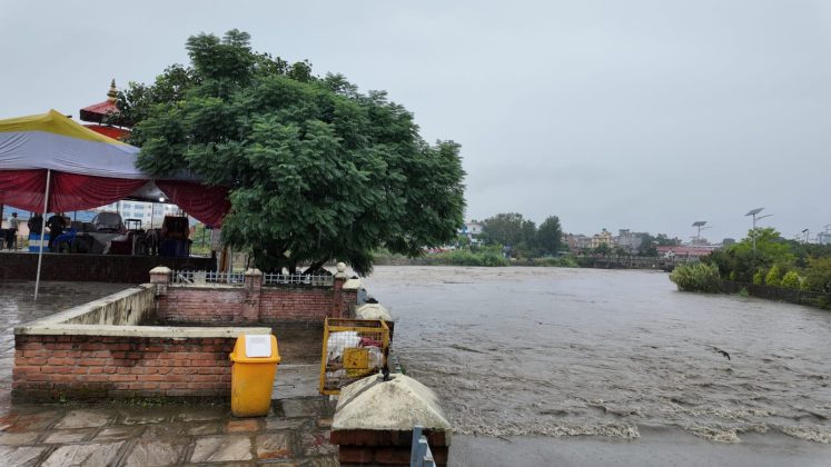 काठमाडौंको शंखमूल त्रिवेणी संगममा वर्षाको प्रभाव : उर्लिएको बागमती–मनोहराको यस्तो दृश्य(फाेटाे फिचर )