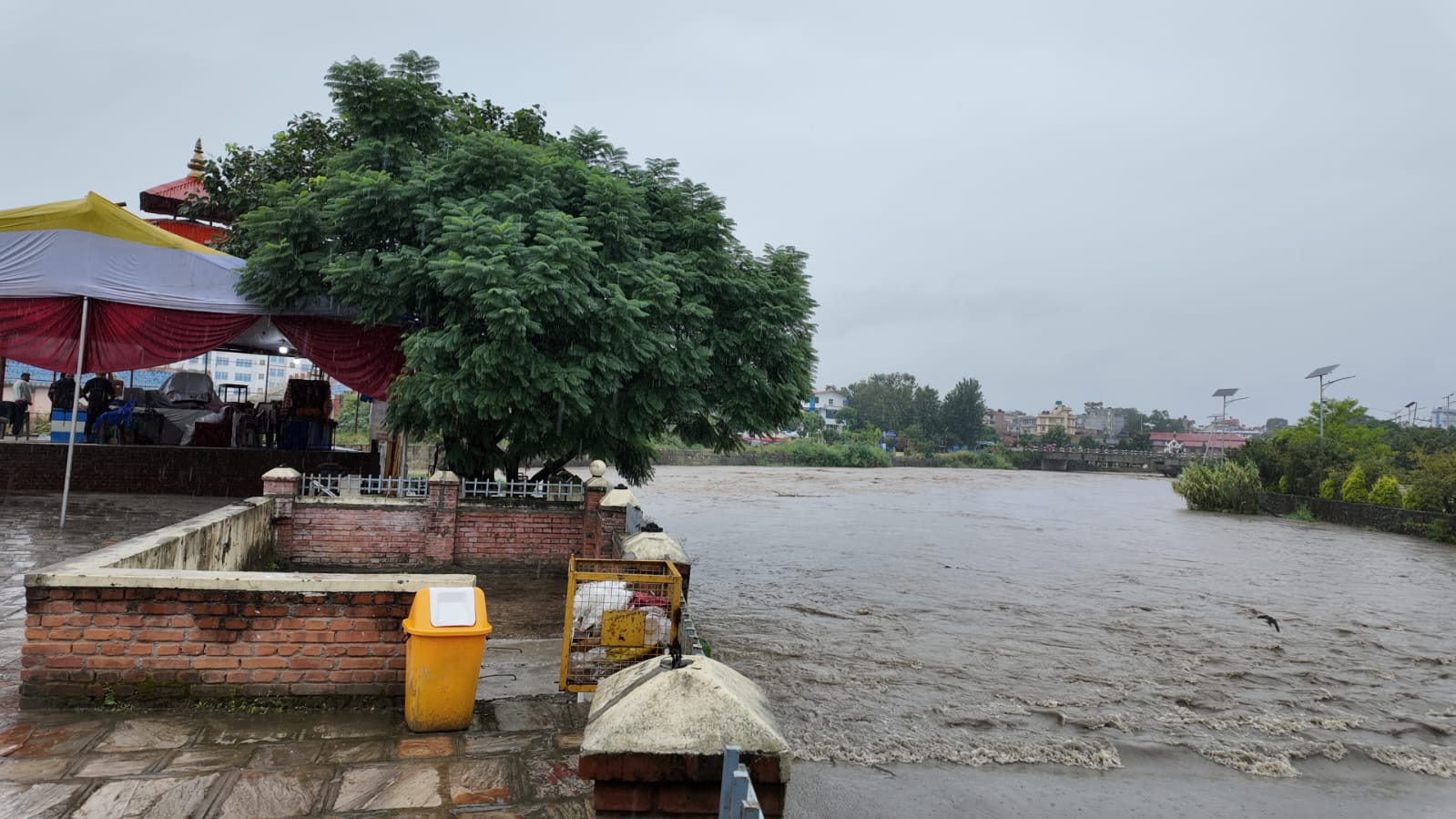 काठमाडौंको शंखमूल त्रिवेणी संगममा वर्षाको प्रभाव : उर्लिएको बागमती–मनोहराको यस्तो दृश्य(फाेटाे फिचर )