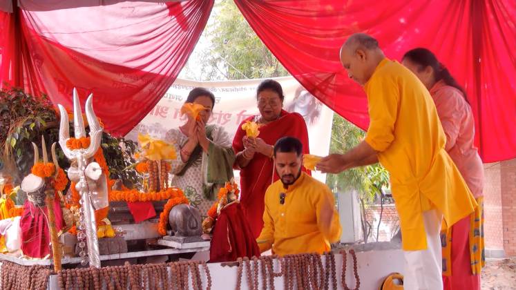 दिनकाे सुरुवात भगवानकाे आरधानाबाट (फाेटाे फिचर)