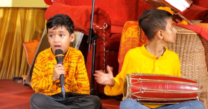 ​”ॐकार टेलिभिजनको प्रेरणा: रिसभ मादल र ओमकारको आरती गायन”