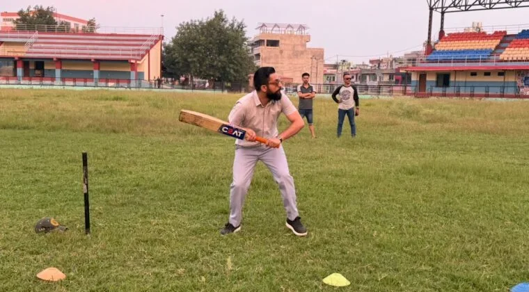 देउखुरी क्रिकेट रङ्गशालामा मन्त्री पोखरेल, अभ्यासरत युवासँग खेले क्रिकेट
