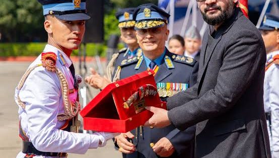 दबाब र प्रभावमा नपरी काम गर्न प्रहरी निरीक्षकलाई प्रधानमन्त्रीको निर्देशन
