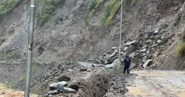 बाढी र पहिरोका कारण विभिन्न जिल्लाका सडक तथा पुल अवरुद्ध
