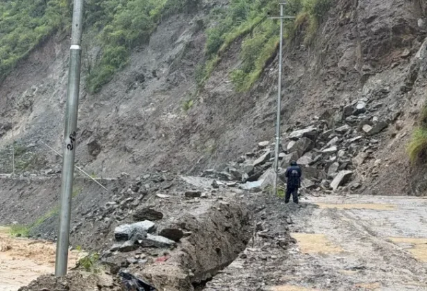 बाढी र पहिरोका कारण विभिन्न जिल्लाका सडक तथा पुल अवरुद्ध